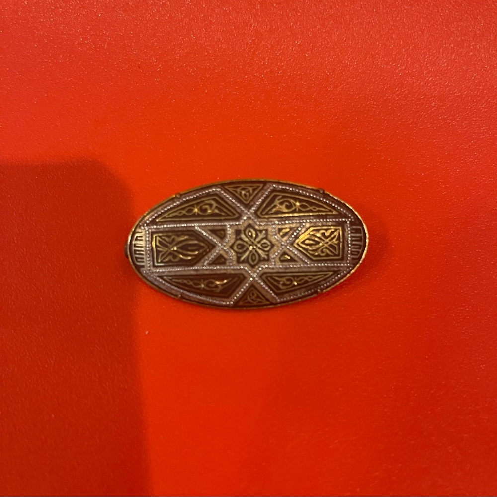 Vintage Gold Brooch with Design - Picture 8 of 8